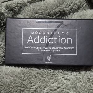 Younique Moodstruck Addiction Palette